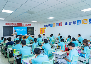 老师讲得很细致，学生听得很认真