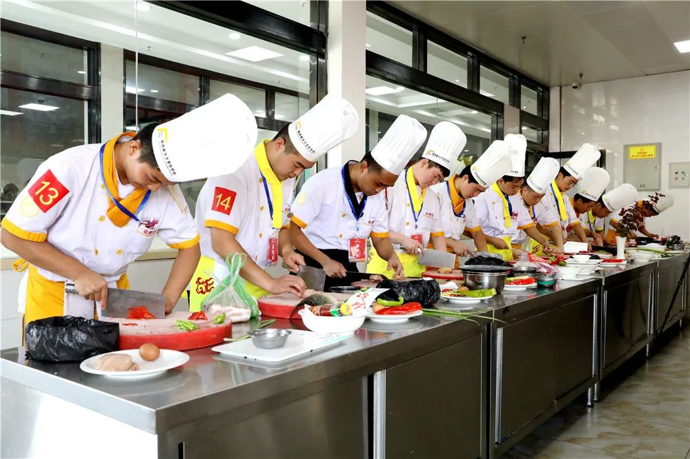 学厨师有前途吗 成年人学厨师晚不晚