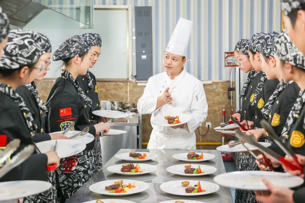 学厨师有前途吗 成年人学厨师晚不晚